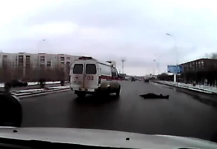 В Караганде скорая помощь проехала мимо лежавшего на дороге мужчины (видео)