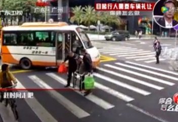 Екі мұсылман жігіттің әрекеті қытайлықтарды таңқалдырды (видео)