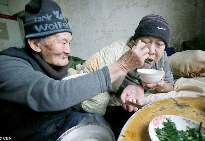 95 жастағы қытайлық 46 жыл бойы төсекке таңылған ұлын күтіп келеді (фото)