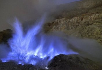 Индонезиядағы көздің жауын алатын Иджен жанартауы (ФОТО)