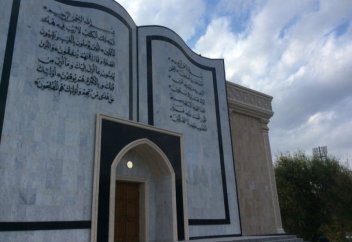 Казахстан: В Таразе страницы Корана «открылись» на фасаде мечети