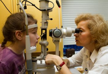 Дәрігерлер көз қылилығын емдеудің операциясыз әдісін ойлап тапты