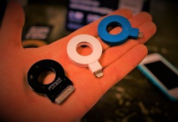 Беспроводная зарядка в кофейнях Starbucks.