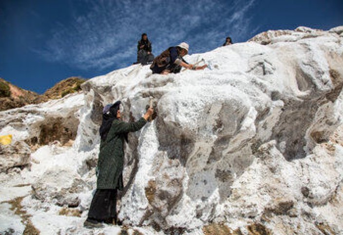 Женщины, работающие в соляной шахте (фото)