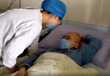 Девушка отказалась от поступления в университет ради спасения брата