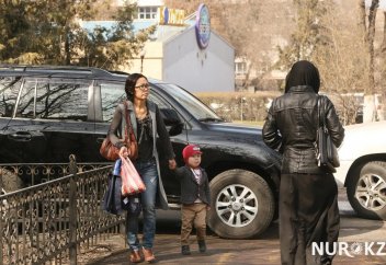Как алматинцы реагируют на женщину в парандже (фото)