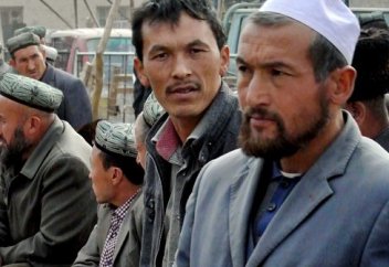 Мұсылмандарды ішімдік пен шылым сатуға мәжбүрледі