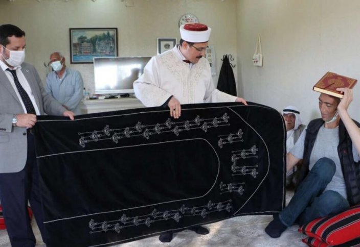 Молитвенный коврик от муфтия самому высокому человеку в мире