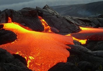 Лаваның суға құйылуынан жер пайда болатынын білесіз бе? (Видео)