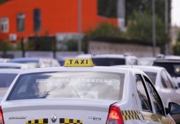 Шетелдіктің 40 мың теңгесін қағып алған такси жүргізушісі жұмыстан шығарылды