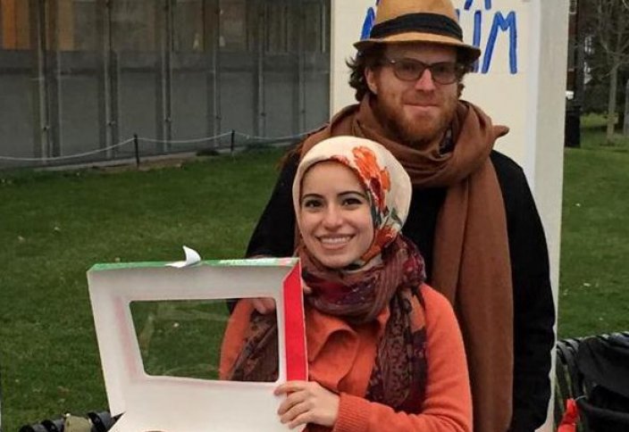 Мұсылман ерлі-зайыпты ислам жайындағы сауалға жауап беріп жүр