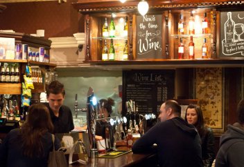 Денсаулық: Британияда ішімдікті шектен тыс тұтыну миллиардтаған доллар шығынға батыруда