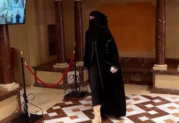 Политик вызвал ярость, надевая бурку на встречу после попытки ввести запрет на никаб в Испании