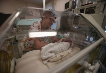 Мальчик родился через 55 дней после смерти матери