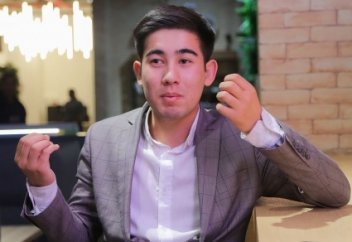 17 жастағы полиглот Бағдат Қадіров көп тіл үйренудің әдістерін айтты