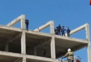 МЕДРЕСЕ ШӘКІРТІ БЕСІНШІ ҚАБАТТАН СЕКІРМЕК БОЛҒАН ҚЫЗДЫ АЖАЛДАН АРАШАЛАДЫ (ВИДЕО)