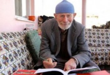 71 жастағы мұсылман қария білім алудың ешуақытта кеш болмайтынын көрсетпек