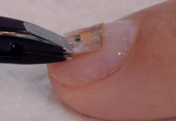 Разные: В ОАЭ начали чипировать на маникюре