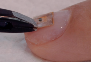 Разные: В ОАЭ начали чипировать на маникюре