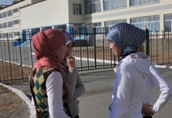 Мектеп оқушыларына орамал тартып жүруіне рұқсат берілді