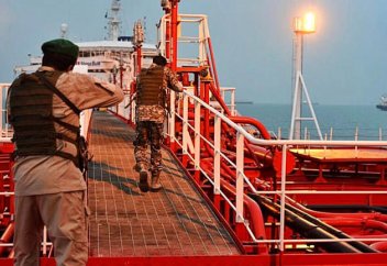 ВМС Ирана захватывают «иностранный» нефтяной танкер в Ормузском проливе