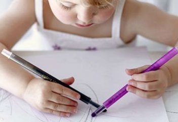 Почему ребенок становится правшой или левшой?