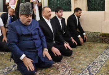 Кто из президентов совершает намаз?