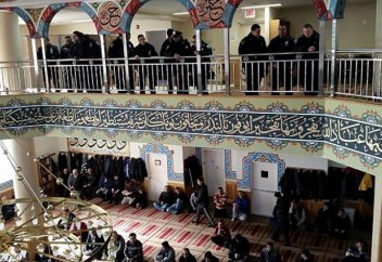 Пятничная проповедь в присутствии полицейских