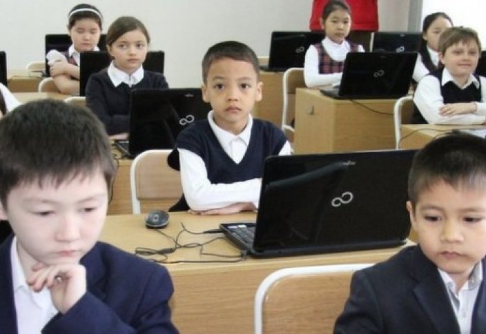 Когда казахстанские школьники сменят бумажные учебники на электронные