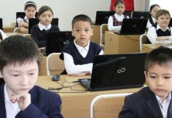 Когда казахстанские школьники сменят бумажные учебники на электронные