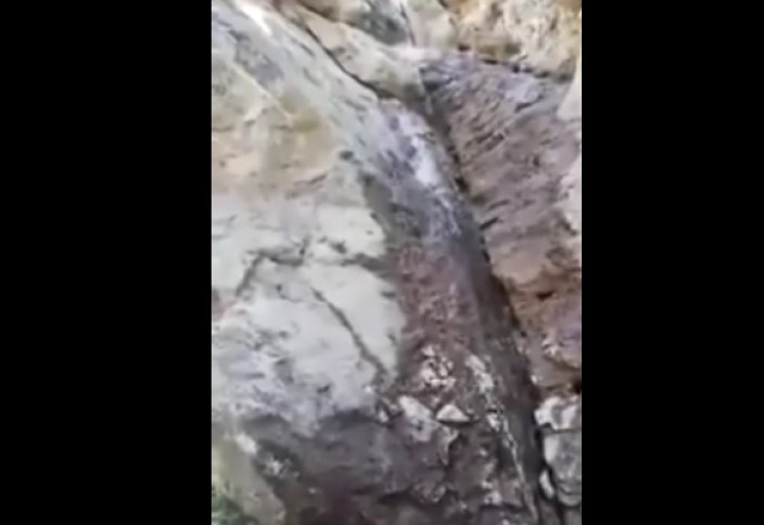 Құран оқылса су ағатын жартас бұлағы адамдарды тәнті етті (видео)