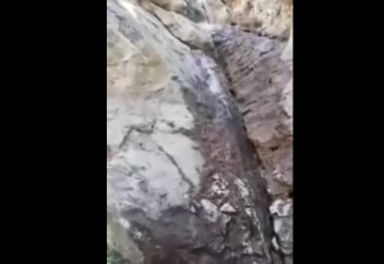 Құран оқылса су ағатын жартас бұлағы адамдарды тәнті етті (видео)