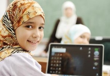 Чиновники рассказали, как поступят с детьми, пришедшими в школу в хиджабах