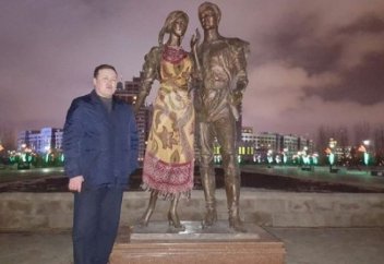 Житель Астаны накрыл скандальную скульптуру девушки платком