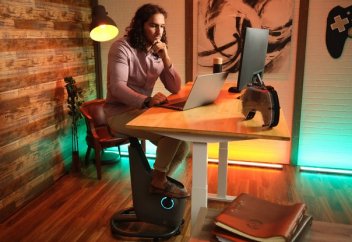 Әрі бұлшықетті қатайтуға әрі ноутбукті қуаттауға арналған велогенератор жасалды (видео)