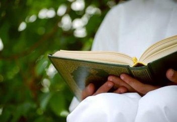 Дәретсіз кезде қолғап киіп, Құран кітабын оқыса бола ма?