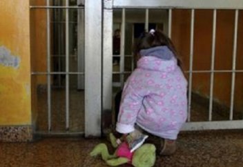 Анасымен бірге түрмеде отырған балалардың тағдыры