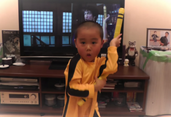 Бес жасар бала Брюс Лиді айнытпай сомдап, интернетті шайқады