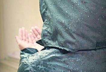 Джума-намаз под ливнем для прихожан Аль-Аксы