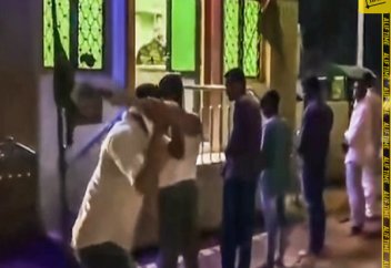 Публичная порка мусульман за митинг против сноса мечети (18+)