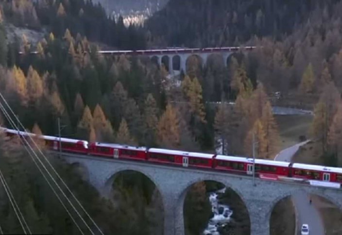 В Швейцарии вышел на маршрут самый длинный в мире пассажирский поезд (видео)