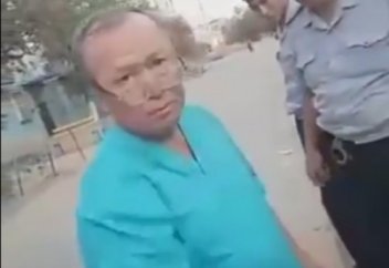 Науқасты тепкен дәрігер әлеуметтік желіде көпшіліктің наразылығын тудырды (ВИДЕО)