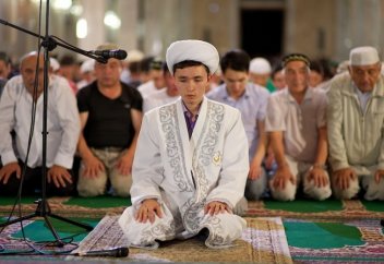 Намаздағы имамның дәреті бұзылса, не істейді?