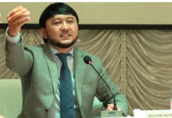 Тазабеков тақиясын шешпей жүр