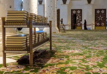 Мешіттерде діни әдебиеттермен қатар «дүниеуи» кітаптар қойылады