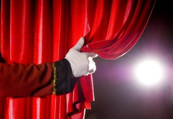 Когда занавес открылся