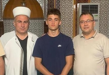 Британец принял ислам, увидев молитву гида-турка