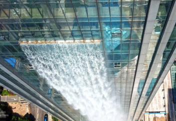 Китайцы создали необычный водопад, стекающий с небоскреба