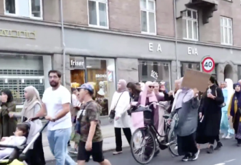 Мусульмане Дании провели акцию в защиту хиджаба школьниц