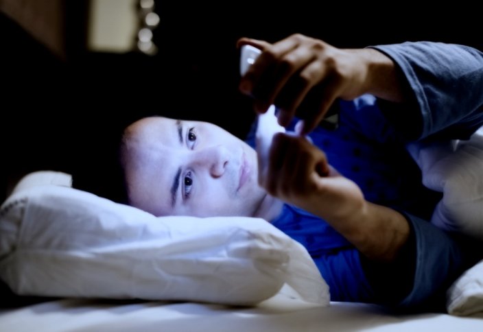 Использование смартфона в темноте вызывает временную слепоту